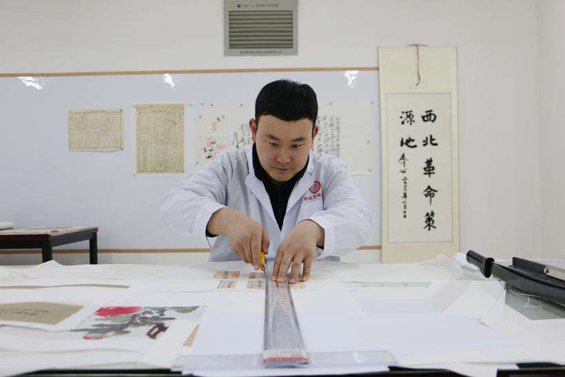 2021年9月任晉榆制作仿真復(fù)制件“西北革命策源地”.jpg